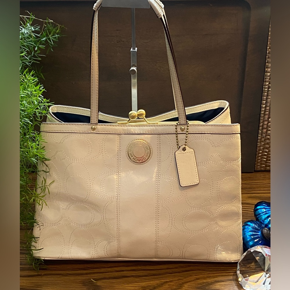 Coach Patent Cream Signature Stitched Framed Tote Bag with 💋Kisslock